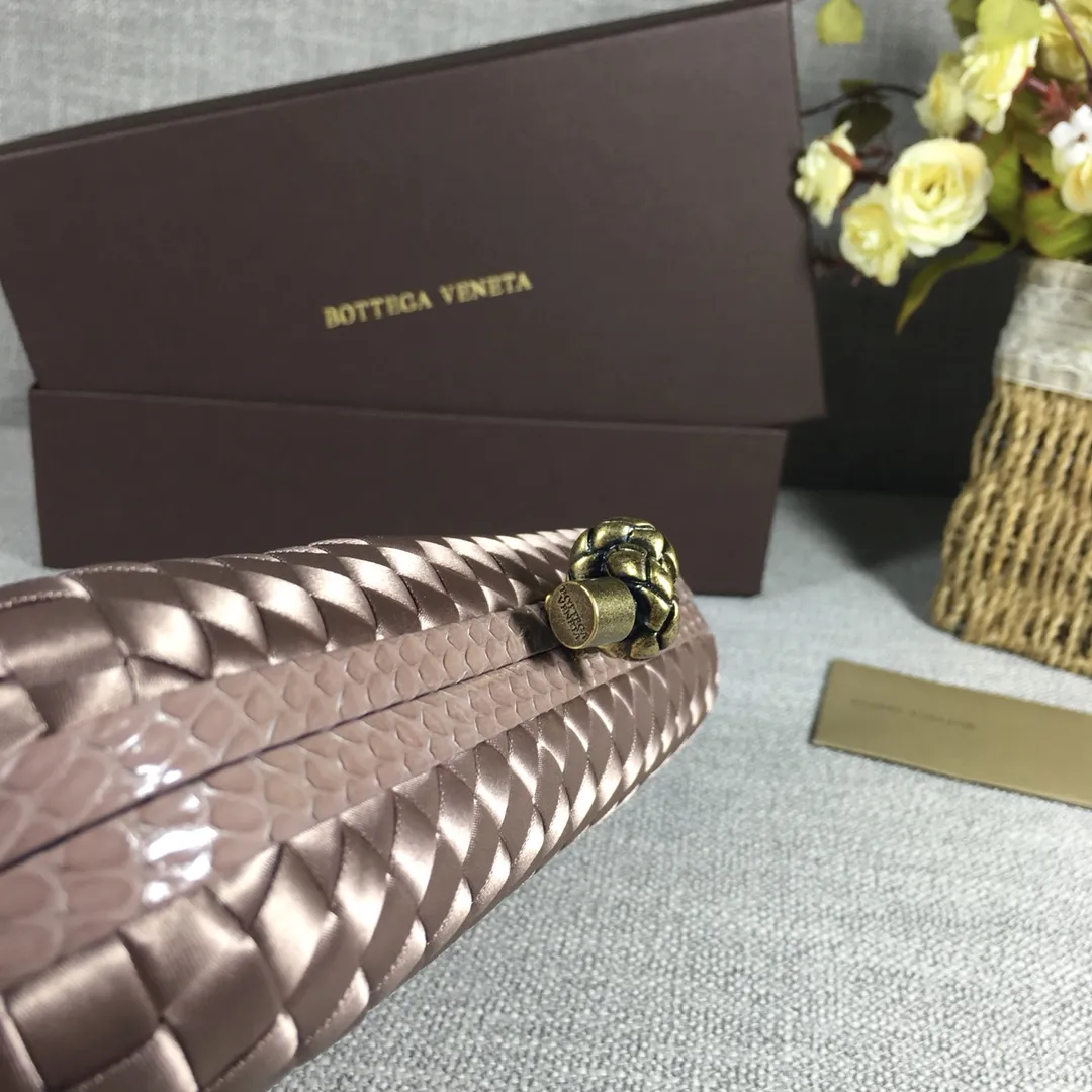 8651 Large Classic Dinner Bag ~~~Snake leather with ribbon ~~~Dense and slippery, not easy to fluff, can hold iPhones of all sizes! Size: 25cm*9.5cm*4cm